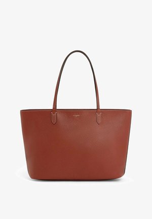 Braune, genarbte Leder-Tote mit zwei langen Tragegriffen, offenem Oberteil, rechteckiger Form und kontrastierenden weißen Nähten entlang der Kanten.