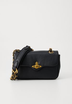 Sac à bandoulière en cuir noir avec une chaîne en or et un fermoir doré, ornée d'un emblème décoratif en forme de croix sur le rabat avant.