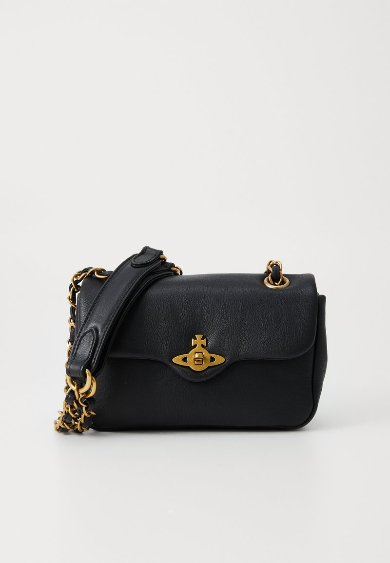 Μαύρη δερμάτινη τσάντα ώμου με χρυσό αλυσίδα και χρυσό κούμπωμα, διακοσμημένη με ένα σταυροειδές έμβλημα στην μπροστινή καπάκι.