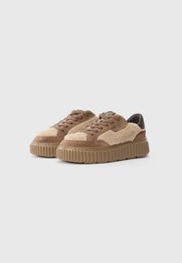 Sneakers platform marroni con soprasuola in suede e tessuto fluffy. Presentano lacci tondi, occhielli rinforzati e suola in gomma testurizzata.
