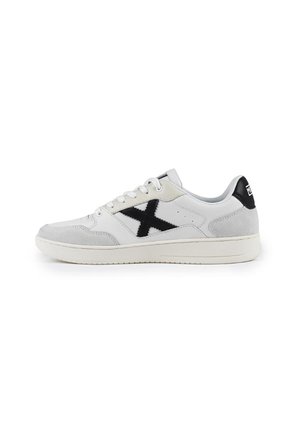 Sneaker in suede e pelle grigia con un logo "X" in pelliccia nera, lacci bianchi e suola in gomma. Design low-top con colletto imbottito.
