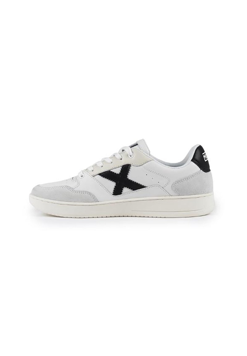 Sneaker in suede e pelle grigia con un logo "X" in pelliccia nera, lacci bianchi e suola in gomma. Design low-top con colletto imbottito.