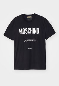 Svart kortärmad T-shirt med vit text "MOSCHINO," "COUTURE !" och "Milano" centrerad på framsidan.