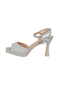 Sandalias de tacón alto plateadas con brillos, con punta descubierta, correa de tobillo ajustable y diseño de plataforma. Interior suave con exterior texturizado.