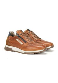 Baskets en cuir marron avec des détails en mesh, des accents en daim beige, une fermeture éclair sur le côté et une semelle en caoutchouc blanche. Comprend un laçage et une surface texturée.