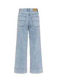 Jean large bleu clair à taille haute, avec deux poches plaquées à l'arrière, ourlets retroussés, et une petite étiquette en cuir beige sur la ceinture.