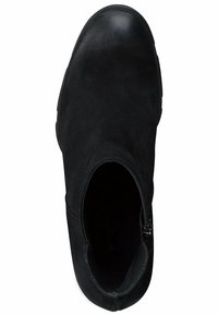 Bottine noire, montant jusqu'à la cheville, en daim lisse, avec un bout arrondi, une fermeture éclair latérale et un design texturé à la cheville. L'intérieur est doux.
