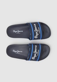 Chanclas de verano color navy con un acabado texturizado, dos franjas azules y la marca "Pepe Jeans London" en blanco en la parte superior.