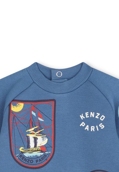 Sweatshirt bleu avec un col rond, des poignets côtelés et un graphique de bateau avec un soleil et le texte "KENZO PARIS" en blanc. Tissu en mélange de coton.