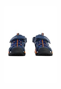 Zapatos infantiles GEOX en azul marino con acentos en naranja, con correas de velcro, parte superior de malla transpirable y suelas de goma con orificios de ventilación.