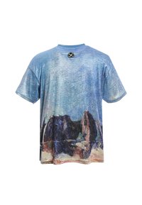 Camiseta gráfica de manga corta, azul, con un estampado de paisaje en el dobladillo, que presenta texturas variadas y un cuello redondo.