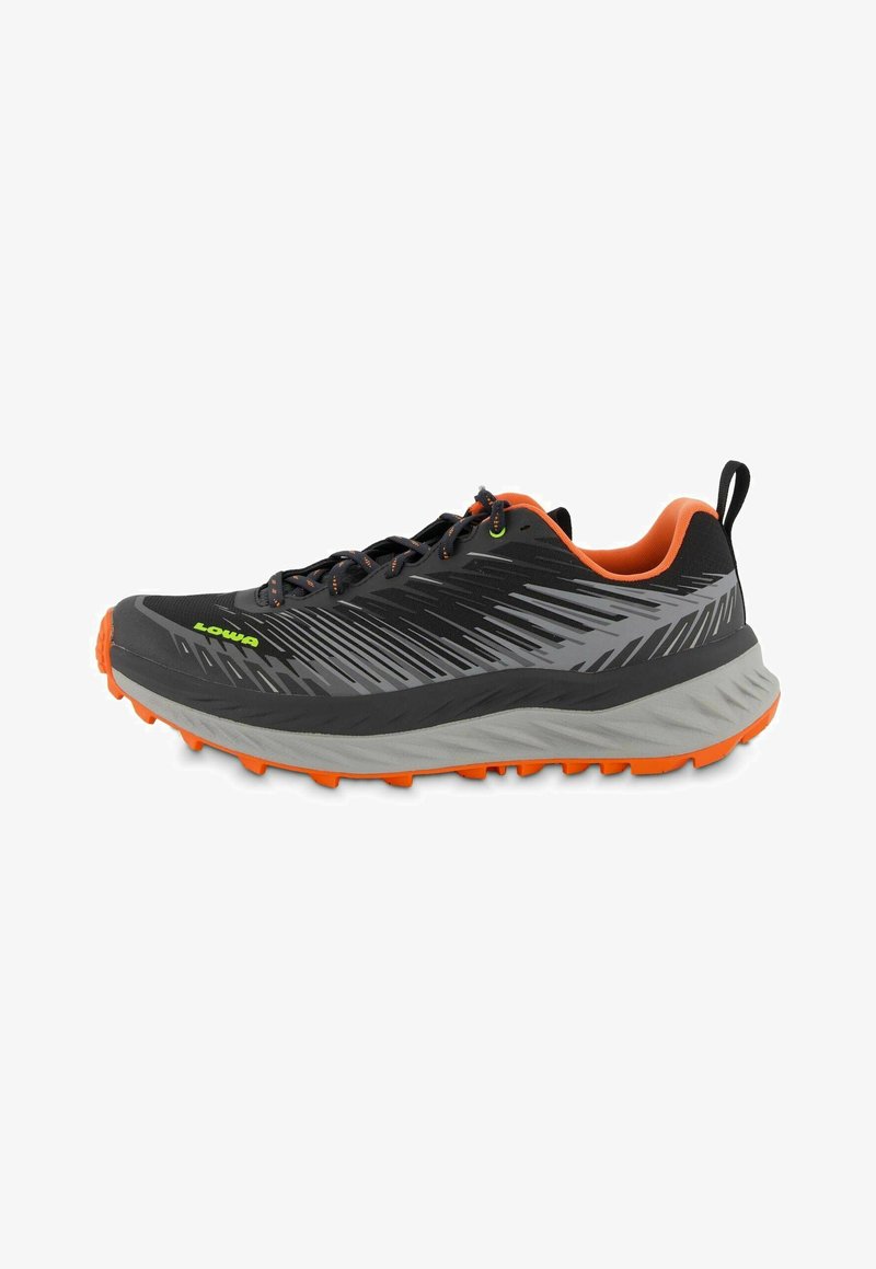 Scarpe da corsa nere e grigie con accenti arancioni. Presentano una parte superiore testurizzata, un sistema di allacciatura e un suola grigia robusta per una buona aderenza.