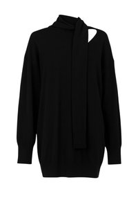 Maglione nero a maniche lunghe con collo alto e dettaglio sciarpa integrata, caratterizzato da un piccolo taglio sulla spalla destra.