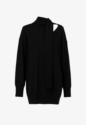 Maglione nero a maniche lunghe con collo alto e dettaglio sciarpa integrata, caratterizzato da un piccolo taglio sulla spalla destra.