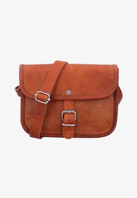 Borsa a spalla in pelle marrone con chiusura a patta, tracolla regolabile, accessori in argento e dettagli a chiusura frontale. Texture liscia con accenti di cucitura.