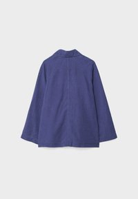 Paarse linnen jas met kraag, lange mouwen en een losse pasvorm. Heeft een rechte achterkantnaad en geen zichtbare sluitingsdetails.