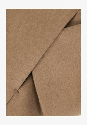 Pruun villane riie pehme tekstuuriga, millel on kaks kattuvat sektsiooni, igaühel on puhas serv ja peened kiudude detailid.