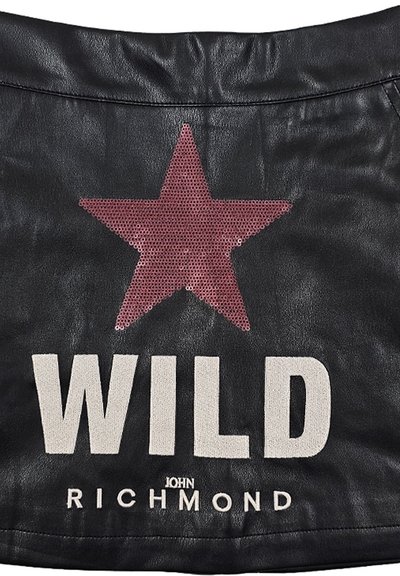 Borsa in pelle nera con una grande stella rossa in strass e la parola "WILD" in bold bianche, con "JOHN RICHMOND" sotto.