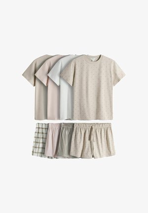 Négy rövid ujjú ing és hozzá illő rövidnadrág szett bézs, rózsaszín, fehér és mintázott semleges árnyalatokban, egymás mellett elrendezve fehér háttéren.