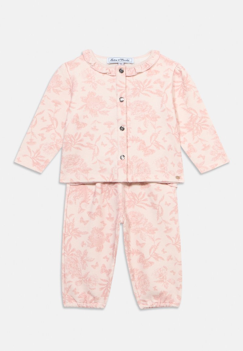 Απαλό ροζ σετ παιδικής πυτζάμας με μακριά μανίκια, σχέδια με λουλούδια και πεταλούδες, γιακά με βολάν και εμπρός με κουμπιά.