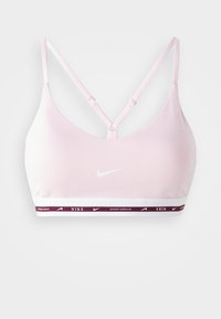 Sujeción deportiva rosa con una textura suave, que presenta un diseño de espalda cruzada y una banda burdeos contrastante con texto blanco de marca.