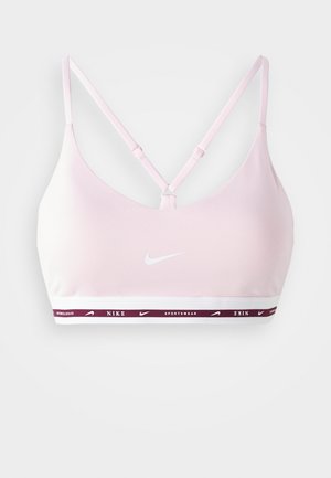 Sujeción deportiva rosa con una textura suave, que presenta un diseño de espalda cruzada y una banda burdeos contrastante con texto blanco de marca.