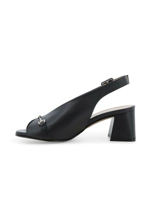 Sandalo slingback in pelle nera con punta aperta, dettaglio fibbia argento e tacco a blocco di altezza media, mostrato di profilo su sfondo bianco.