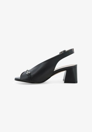 Sandalo slingback in pelle nera con punta aperta, dettaglio fibbia argento e tacco a blocco di altezza media, mostrato di profilo su sfondo bianco.