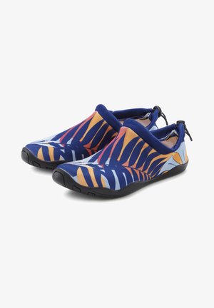 Bunte Slipper mit einem marineblauen Hintergrund, die mehrfarbige Blattmuster, elastische Eingänge und eine schwarze Gummisohle aufweisen.