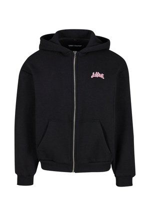 Svart hettegenser med glidelås og frontlomme, med rosa logo broderi på venstre bryst. Stoffet er glatt, med ribbede mansjetter og nederkant.