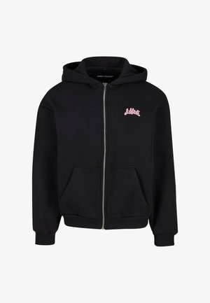 Juoda zip-up džemperis su priekinėmis kišenėmis, su rožinės spalvos logotipo siuvinėjimu kairėje krūtinės pusėje. Audinys lygus, su virbelių rankovėmis ir apačia.