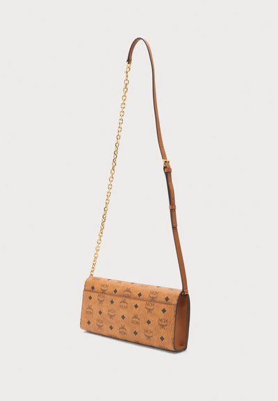 Sac bandoulière rectangulaire marron avec bandoulière en cuir ajustable et chaîne dorée, présentant un motif répété de logo sombre et de diamants sur la surface en cuir.