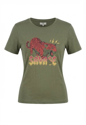 Maglietta a maniche corte verde oliva con grafica di un leopardo rosso ruggente e fulmini gialli sopra, con la scritta "SAVAGE" sotto.