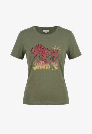 Maglietta a maniche corte verde oliva con grafica di un leopardo rosso ruggente e fulmini gialli sopra, con la scritta "SAVAGE" sotto.