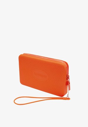 Bolsa rectangular de color naranja brillante con cremallera, superficie texturizada, correa para la muñeca y logotipo en relieve "havaianas" en la parte delantera.