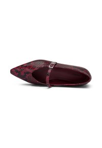 Chaussure plate imprimée serpent rouge et noir avec un bout pointu, présentant une fine lanière autour de la cheville et un revêtement intérieur lisse.