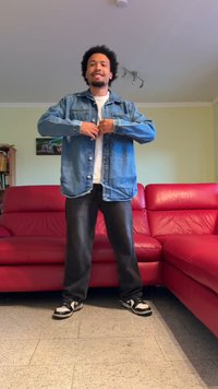 Heled sinise teksajaki, nööpidega, kahe rinna taskuga. Kandmise alla on valge T-särk, kombineeritud mustade pükste ja mustade tossudega.