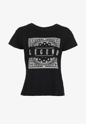 Czarny T-shirt z krótkim rękawem z białymi ozdobnymi prostokątnymi wzorami i słowem "LEGEND" napisanym wielkimi literami na środku z przodu.