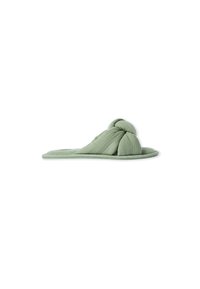 Pantofole verdi in peluche con un design annodato sulla parte superiore, suola piatta e texture morbida, ideali per il comfort indoors e per un look informale.