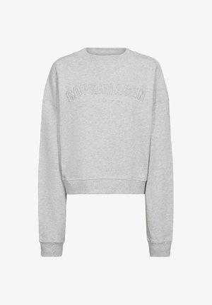 Grijze cropped sweatshirt met verhoogde tekst "COPENHAGEN" aan de voorkant, met een ronde halslijn en lange mouwen. Zachte, lichte stoftextuur.