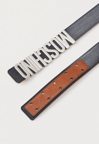 Γκρι παντελόνι ζώνη με ασημένιες γράμματα που γράφουν "MOSCHINO" και ένα καφ έ δερμάτινο τμήμα με τρύπες για ρύθμιση.