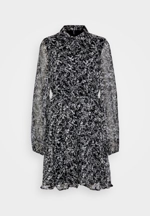 Fekete virágmintás ruha, galléros nyakkal, hosszú áttetsző ujjal és hangsúlyos derékkal. Az egész ruha fehér virágmintákkal van díszítve, és fodros szegéllyel rendelkezik.