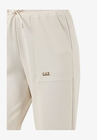 Selezionato, bianco sporco