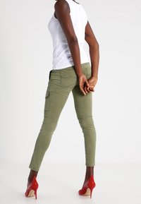 Pepe Jeans Tygbyxor - olive