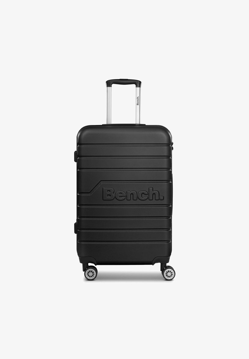 Schwarzer Hartschalenkoffer mit strukturiertem Finish, Inline-Spinnerrädern und einem ausziehbaren Aluminiumgriff. Verfügt über das Logo "Bench.".