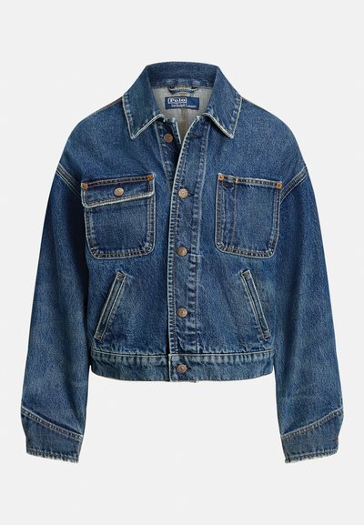 Denimjakke med knappelukking foran, to brystlommer med knapper, to skrå sidelommer og skjortekrage i medium blå vask.