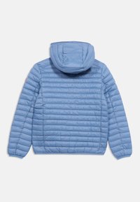 Ανοιχτό μπλε πουπουλένιο μπουφάν με κουκούλα, οριζόντιο σχέδιο καπιτονέ και ελαστικές μανσέτες, εμφανίζεται από πίσω σε λευκό φόντο.
