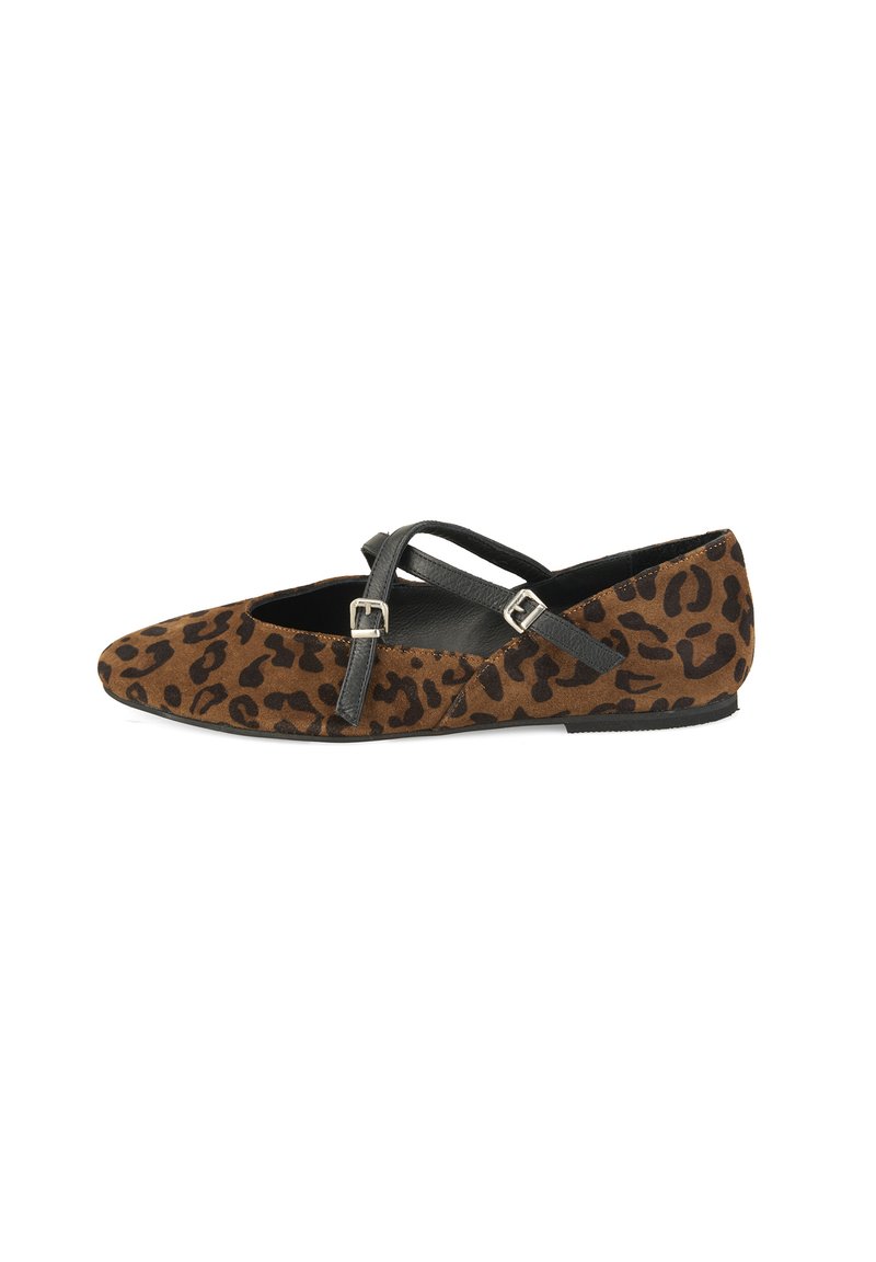 Leopardenmuster flache Schuhe mit spitzem Zehenbereich, aus Wildleder, mit schwarzen Riemenakzenten und einer niedrigen schwarzen Gummisohle.