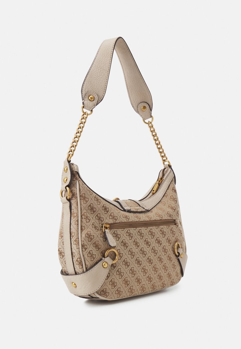 Sac à main beige de créateur avec motif monogramme, chaîne dorée et ferrures, poche zippée à l'avant et détails en cuir sur la sangle.