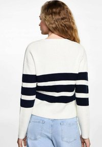 Maglione a righe bianche e blu navy con texture a coste, dotato di maniche lunghe e scollo rotondo. Il retro presenta righe orizzontali.